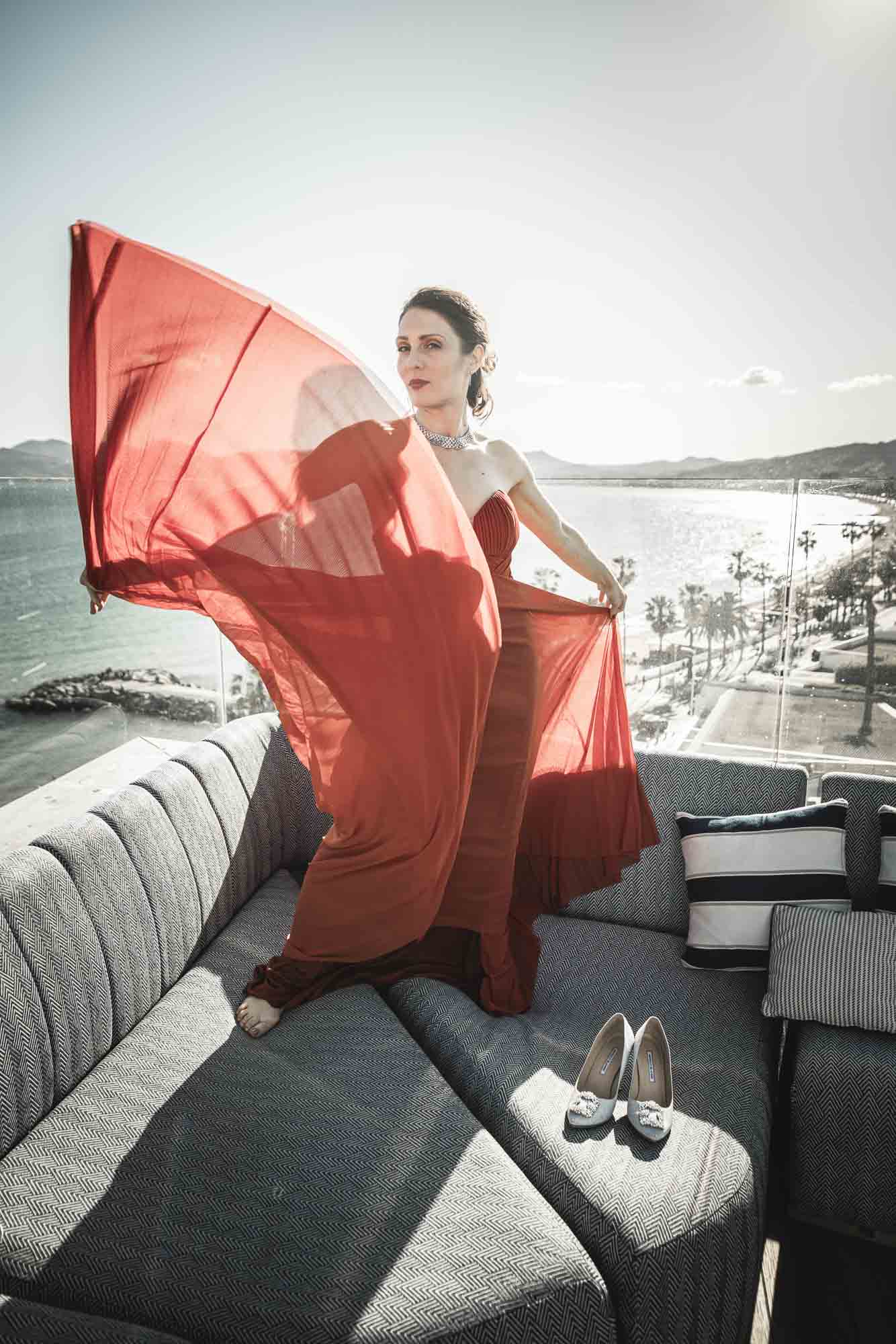 Der rote Stoff, Terrasse über der Bucht, Cannes 2026. Foto: Jan E. Siebert