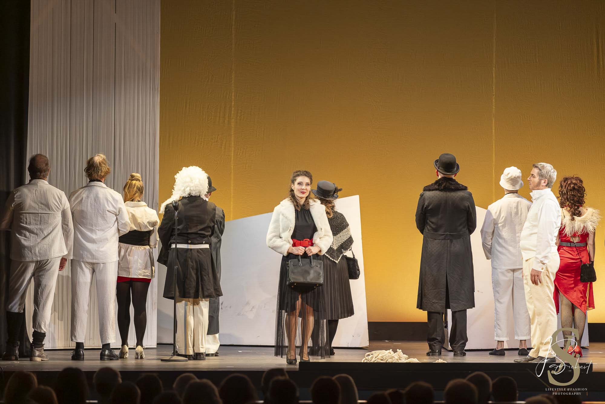 Nicole Tschaikin als Polly auf der Bühne der Dreigroschenoper, umgeben vom Ensemble